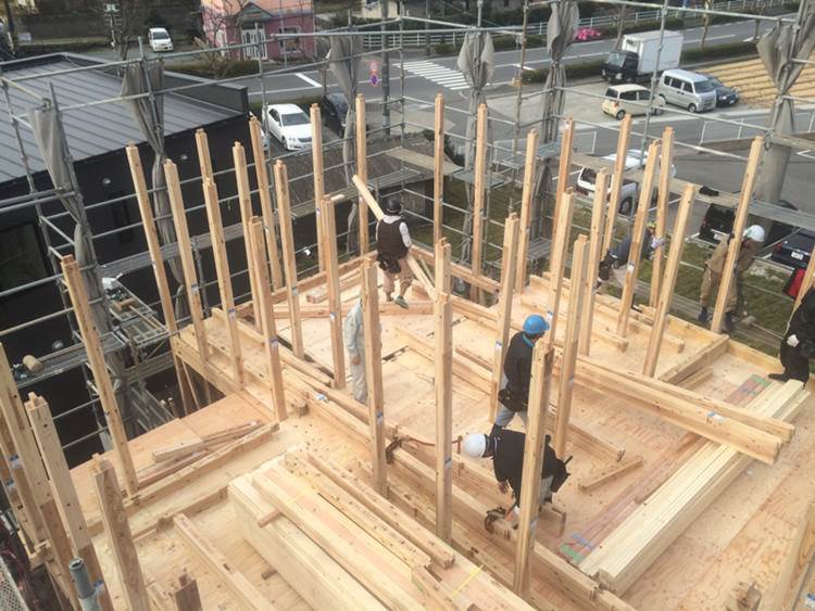 棟上げ⑩　２階柱建て