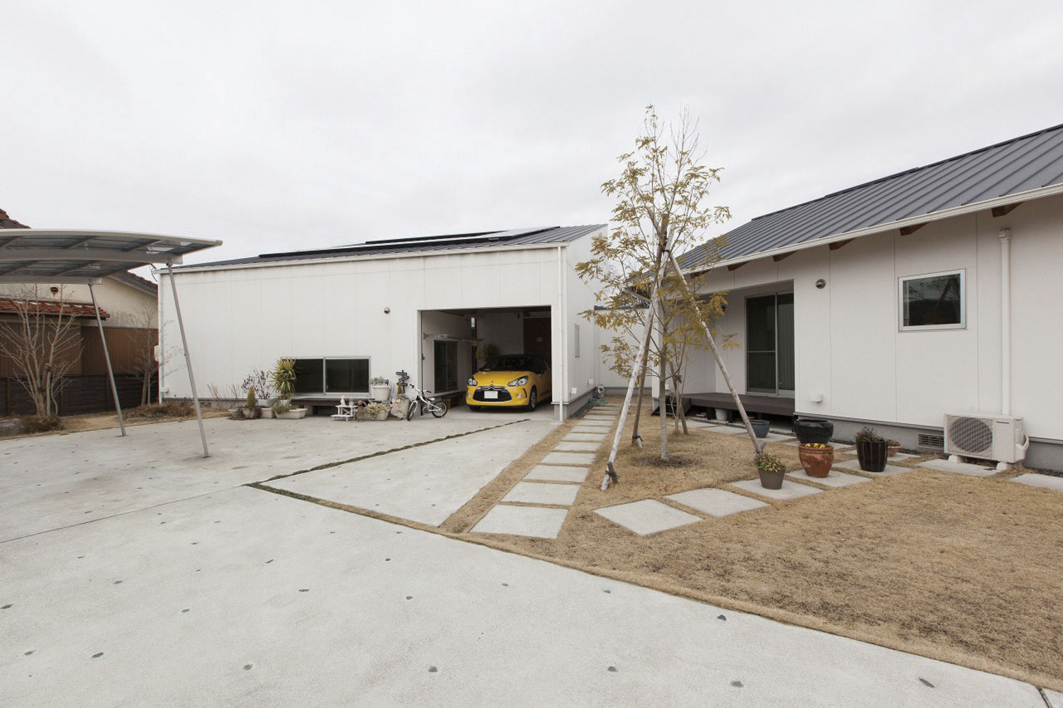 渡り廊下で繋がる二世帯のソラマドの家