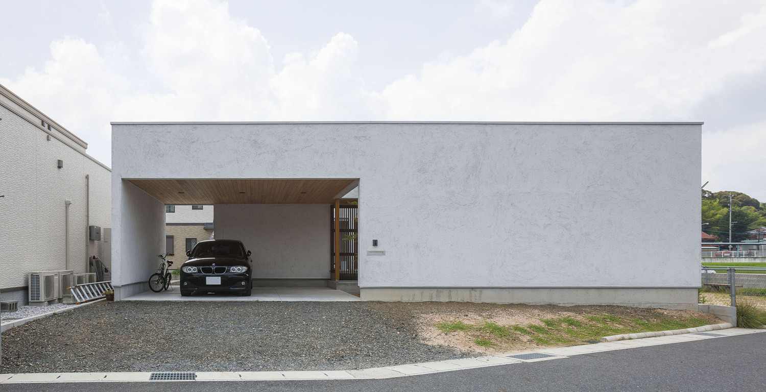 部屋を仕切らず、
空と一体になる、
開放的な住まい。