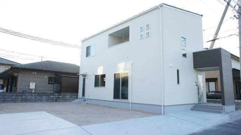 広い庭に面したくつろぎリビング、ご家族のこころ和む家（防府市）