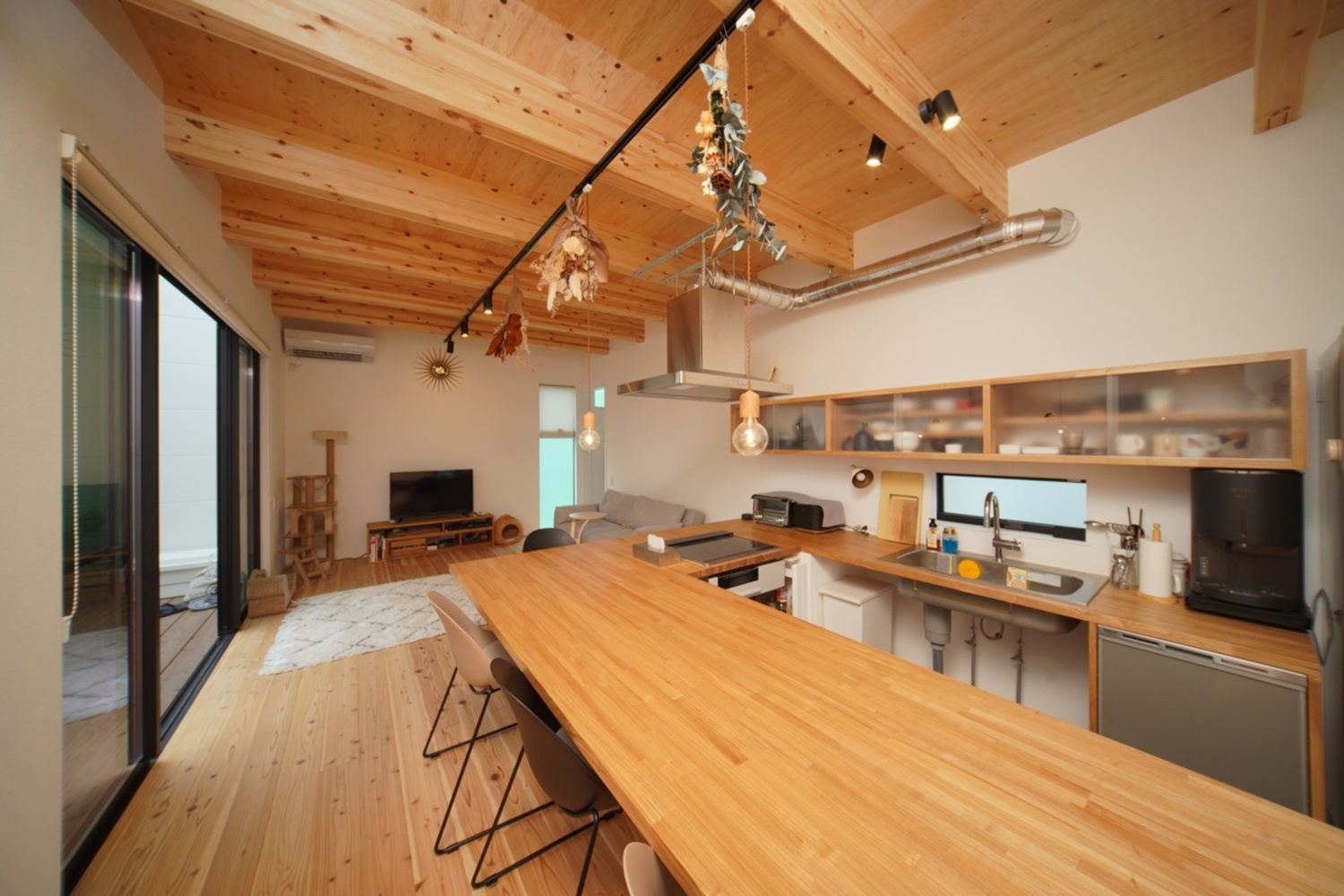 吹抜けのあるカフェのような空間（下関市山の田）