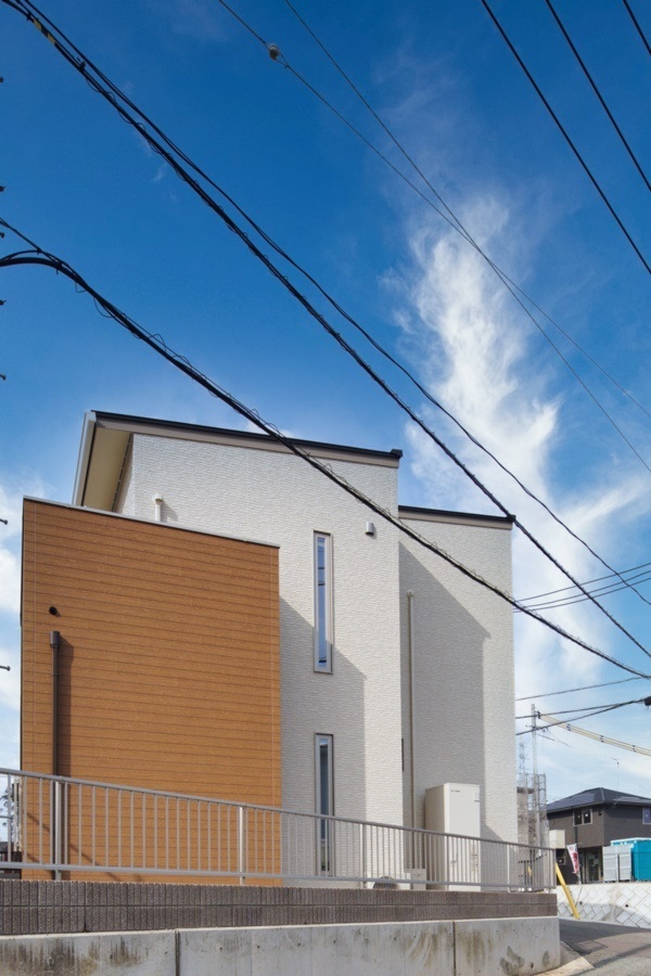 吹き抜けから優しい光が満ちるリビングと太陽光発電のある家（下関市山の田）