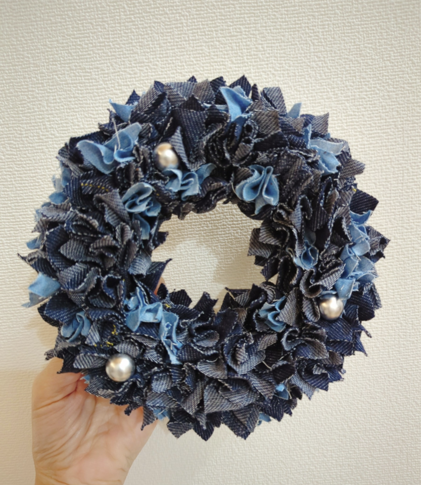 サイズアウトした服で一年中飾れるリースを作ろう！