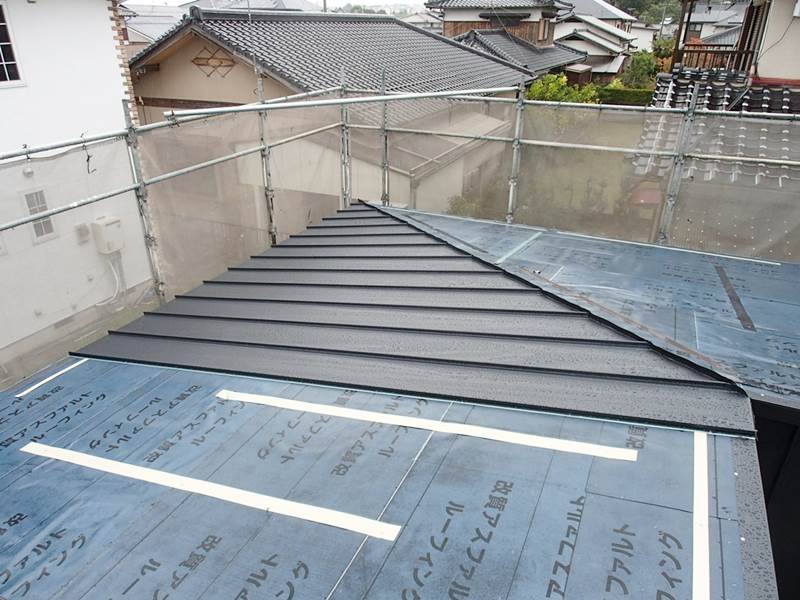 屋根施工中