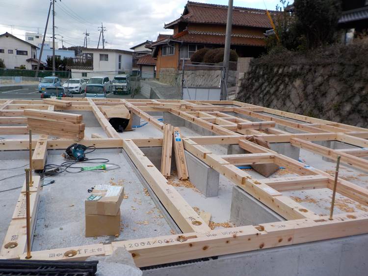 材料搬入→土台敷き