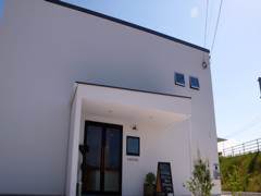 やわらかな光が織りなす癒しの空間～ソラマドの店舗併用住宅（山口市）