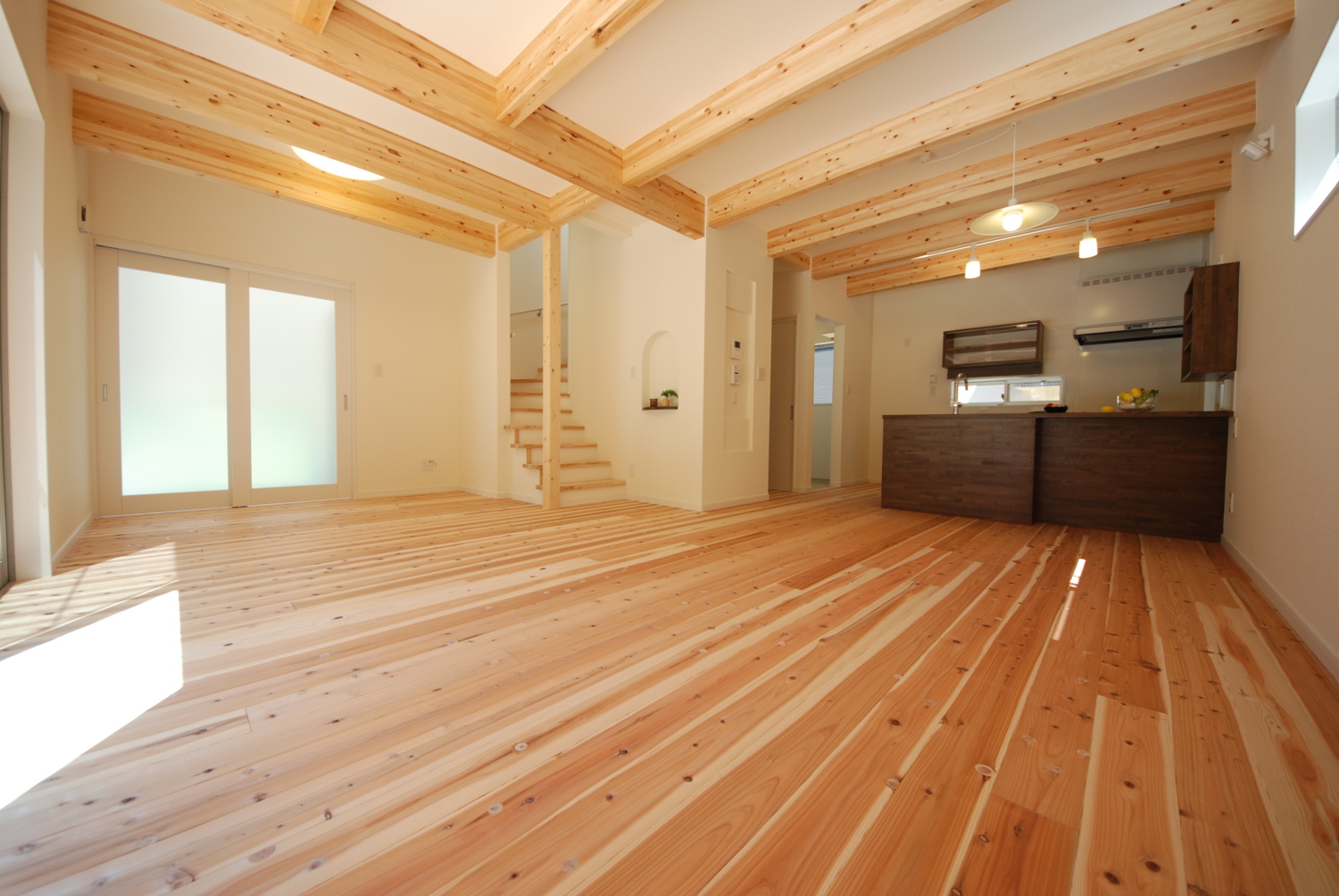 金属外壁と木の外観と室内は優しい杉板のお家。