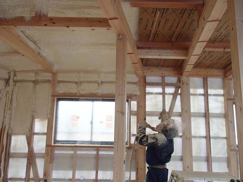 断熱材施工中