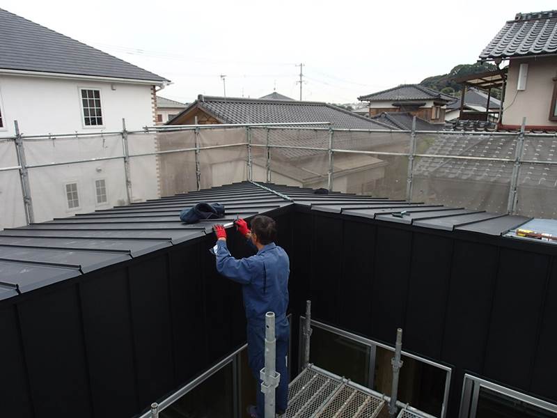 屋根施工中