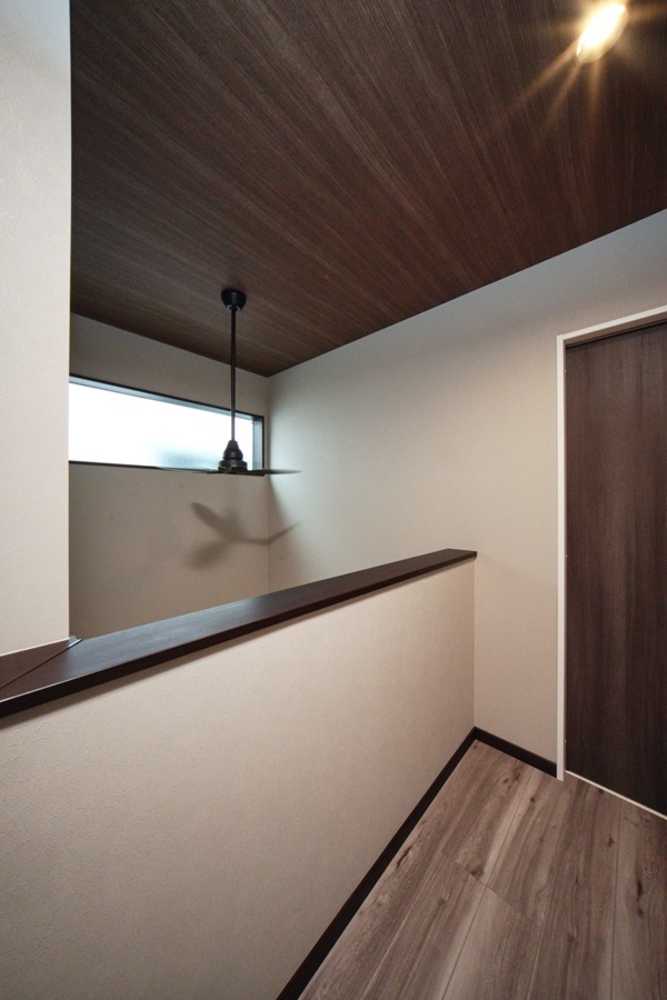 【NEW】しっかりとした洗面コーナー、ＬＤＫ天井のデザインが空間を広くおしゃれに感じる、今風の家